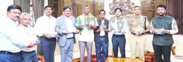 ರಾಚವಿವಿ ವಿನೂತನ ಕಾರ್ಯಕ್ರಮ: ಸಚಿವ ಸತೀಶ್ ಜಾರಕಿಹೊಳಿ ಅವರಿಂದ ಕಿರುಹೊತ್ತಿಗೆ ಲೋಕಾರೆ​‍್ಣ  