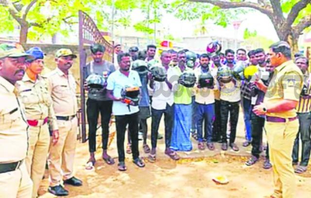 ಹೆಲ್ಮೆಟ್ ಧರಿಸಿ ಜೀವ ಕಾಪಾಡಿಕೊಳ್ಳಿ’