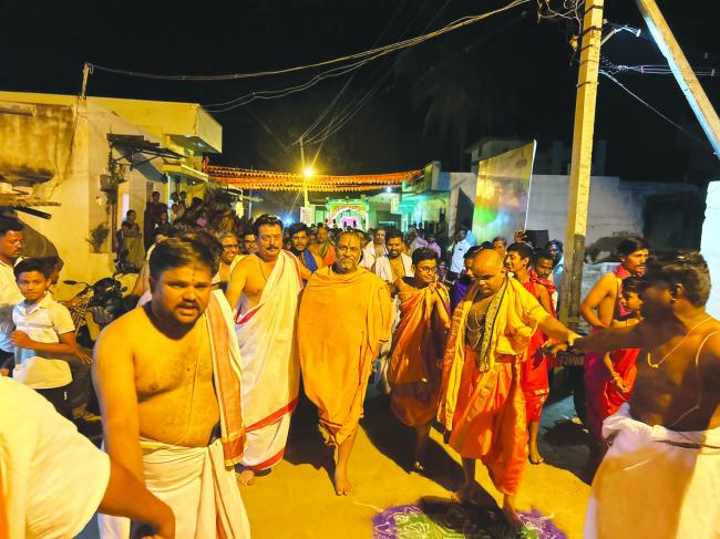 ಮಂತ್ರಾಲಯದ ಡಾ.ಸುಬುಧೇಂದ್ರ ತೀರ್ಥ ಶ್ರೀಪಾದಂಗಳವರ ಶೋಭಯಾತ್ರೆ  