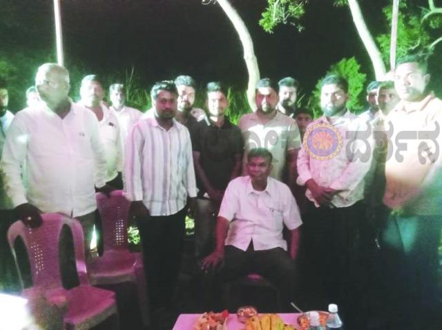     ಗ್ರಾಮಸ್ಥರಿಗೆ ಉಪಯುಕ್ತವಾಗದ ರಸ್ತೆ ಕಾಮಗಾರಿಯನ್ನು ಬಂದ ಮಾಡುವಂತೆ ಗ್ರಾಮಸ್ಥರು ಒತ್ತಾಯ  