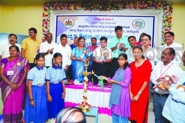 ಸ್ವಾವಲಂಬಿ ಬದುಕಿಗೆ ವೃತ್ತಿ ಶಿಕ್ಷಣ ಅಗತ್ಯ:ಸಂಜೀವ ಹುಲ್ಲೋಳ್ಳಿ