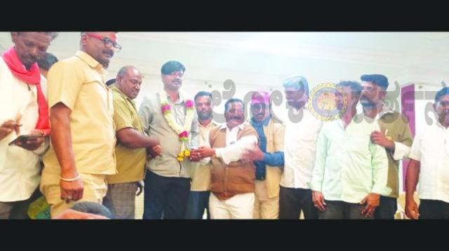 ತಾಲೂಕಾ ಆಟೋ ಚಾಲಕರ ಒಕ್ಕೂಟಕ್ಕೆ ರವೀಂದ್ರಗೌಡ ಪಾಟೀಲ ಗೌರವಾಧ್ಯಕ್ಷ,  ಜಗದೀಶ ಕೆರೂಡಿ  ಅಧ್ಯಕ್ಷರಾಗಿ ಆಯ್ಕೆ !!  