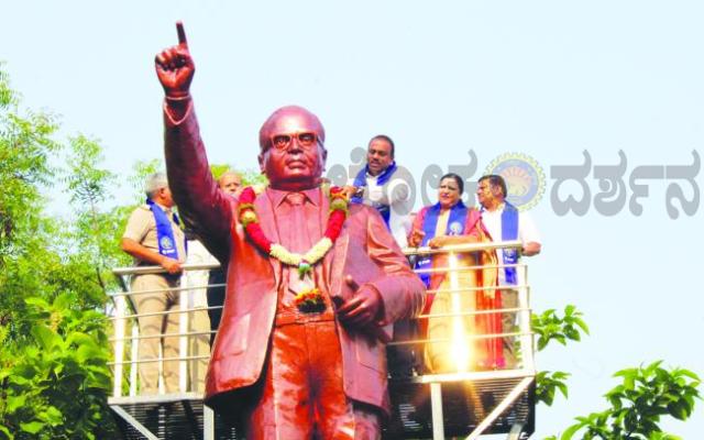 ಡಾ.ಬಿ ಆರ್ ಅಂಬೇಡ್ಕರ ಜಯಂತಿ:  ಸಂಸದರು, ಶಾಸಕರು, ಜಿಲ್ಲಾಧಿಕಾರಿಗಳಿಂದ ಪುಷ್ಪನಮನ 