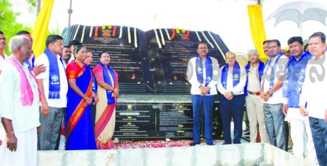 ಜಿಲ್ಲಾಡಳಿತ ಭವನದ  ಅಂಗಳದಲ್ಲಿ ಭಾರತ ಸಂವಿಧಾನದ ಪ್ರಸ್ತಾವನೆ ಅನಾವರಣ 