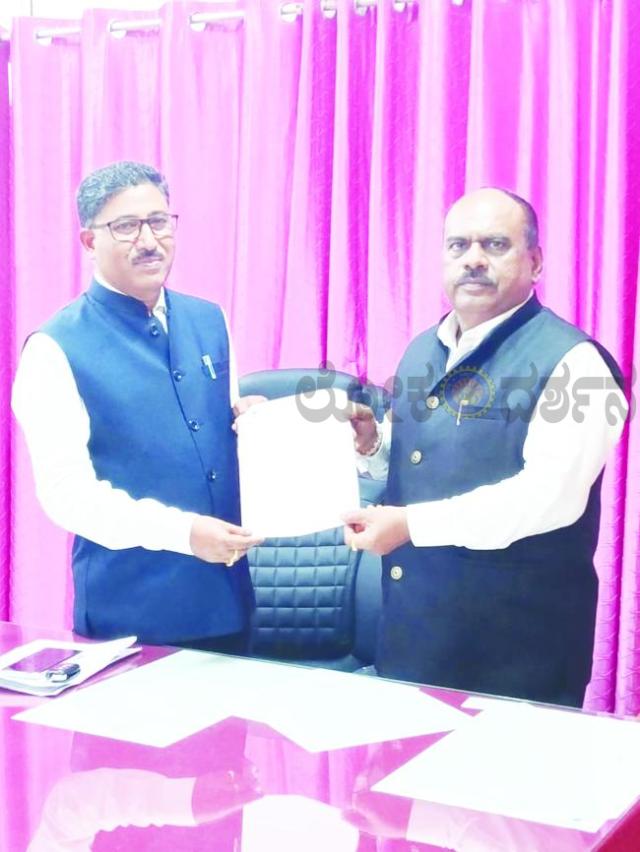 ಡಾ. ಸಂಗಪ್ಪ ಚಲುವಾದಿಗೆ ಅಧಿಕಾರ ಹಸ್ತಾಂತರ 
