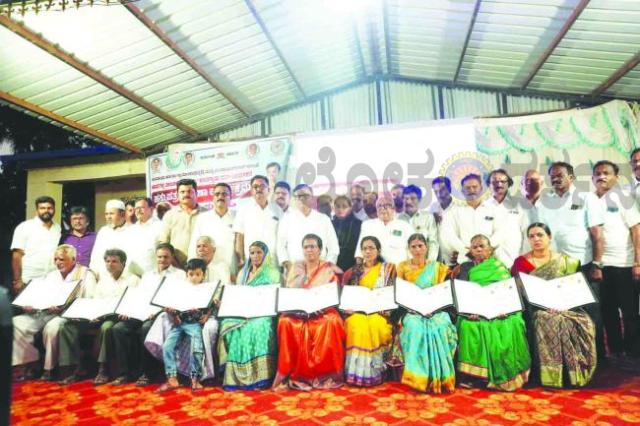 ಕ್ಯಾಸನೂರು ಹಾಗೂ ಮತ್ತಿಹಳ್ಳಿ ಗ್ರಾಮಗಳ 450 ಕ್ಕೂ ಹೆಚ್ಚು ಕುಟುಂಬಗಳಿಗೆ ಹಕ್ಕುಪತ್ರ ವಿತರಿಸುವ ಕಾರ್ಯಕ್ರಮ 