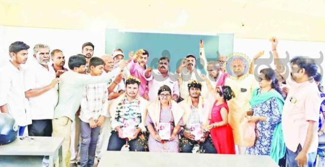 ದ್ವೀತಿಯ ಪಿಯುಸಿ ಪರೀಕ್ಷೆಯಲ್ಲಿ ಅತ್ಯುತ್ತಮ ಅಂಕಗಳಿಸಿದ ಎಸ್‌ಎಫ್‌ಐ ಜಿಲ್ಲಾ ಪದಾಧಿಕಾರಿಗಳಾದ  ವಿದ್ಯಾರ್ಥಿಗಳಿಗೆ ಸನ್ಮಾನ 