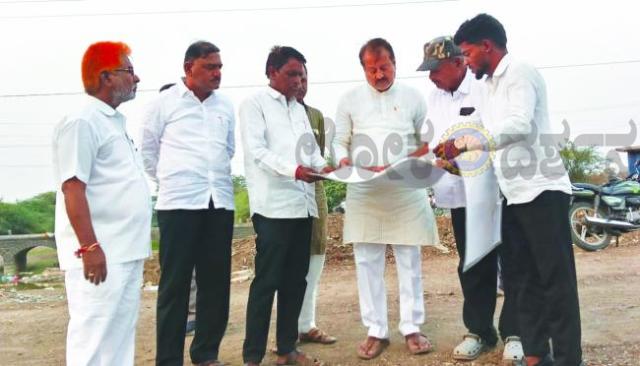 ಸೇತುವೆ ಕಾಮಗಾರಿ ಪರೀಶೀಲಿಸಿದ ಶಾಸಕ ನಾಡಗೌಡ  