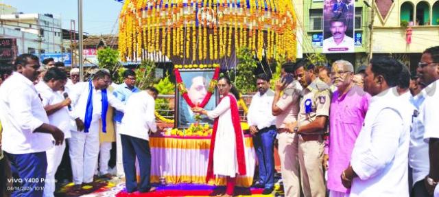 ಡಾ. ಅಂಬೇಡ್ಕರ್ ಭಾವಚಿತ್ರಕ್ಕೆ ಪುಷ್ಪನಮನ 