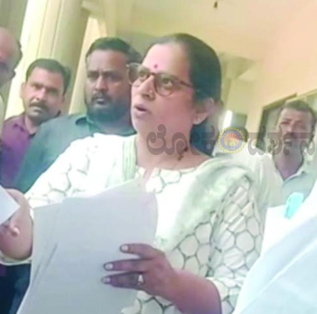 ಇಂಡಿ ಉಪನೋಂದಣಾಧಿಕಾರಿಗ ವರ್ತನೆಗೆ ಸಾರ್ವಜನಿಕರ ಆಕ್ರೋಶ