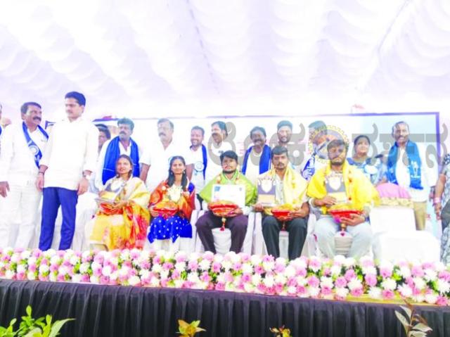 ರಸಪ್ರಶ್ನೆ ಸ್ಫರ್ಧೆ: ವಿಶ್ರೀಕೃ ವಿವಿಯ ವಿದ್ಯಾರ್ಥಿಗಳಿಗೆ ಬಹುಮಾನ ವಿತರಣೆ 