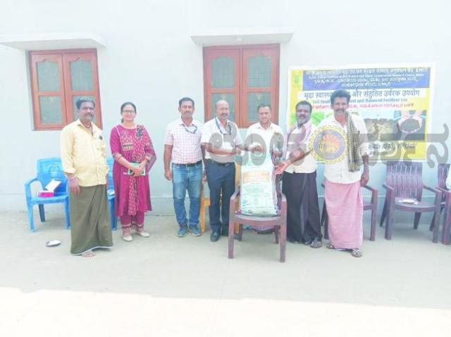 ಬಳ್ಳಾರಿ: ಬೆಳಗಲ್ ತಾಂಡಾದಲ್ಲಿ “ಮಣ್ಣಿನ ಆರೋಗ್ಯ ನಿರ್ವಹಣೆ ಮತ್ತು ಸಮತೋಲಿತ ರಸಗೊಬ್ಬರ ಬಳಕೆ” ಕುರಿತು ಜಾಗೃತಿ ಅಭಿಯಾನ 