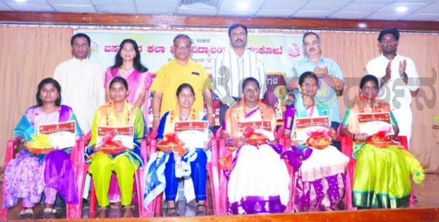 ಬಸವೇಶ್ವರ ಕಲಾ ಮಹಾವಿದ್ಯಾಲಯದಲ್ಲಿ ಪ್ರತಿಭಾ ಪುರಸ್ಕಾರ 