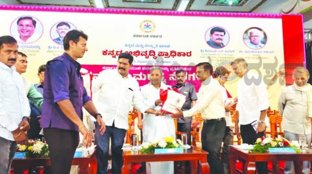 ಮುಖ್ಯಮಂತ್ರಿ ಸಿದ್ದರಾಮಯ್ಯ ಅವರಿಂದ ಸಾವಳಗಿ ಶಿವಲಿಂಗೇಶ್ವರರು ಕೃತಿ ಲೋಕಾರೆ​‍್ಣ  