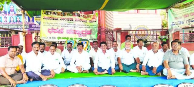ಪ್ರಜಾಸೌಧ ಸ್ಥಳಾಂತರಕ್ಕೆ ಪಟ್ಟು: ತಾಳಿಕೋಟೆಯಲ್ಲಿ 52ನೇ ದಿನಕ್ಕೆ ಕಾಲಿಟ್ಟ ಧರಣಿ ಸತ್ಯಾಗ್ರಹಸರ್ಕಾರದ ವಿಳಂಬ ನೀತಿಗೆ ಹೋರಾಟಗಾರರ ಆಕ್ರೋಶ; ತಾಲೂಕು ವ್ಯಾಪ್ತಿಯಲ್ಲಿ ಪ್ರತಿಭಟನೆ ತೀವ್ರಗೊಳಿಸುವ ಎಚ್ಚರಿಕೆ