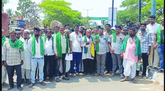 ಬೆಳೆವಿಮೆ ಪರಿಹಾರ ನೀಡುವಂತೆ ಆಗ್ರಹಿಸಿ ರೈತರ ಬೃಹತ್ ಪ್ರತಿಭಟನೆ 