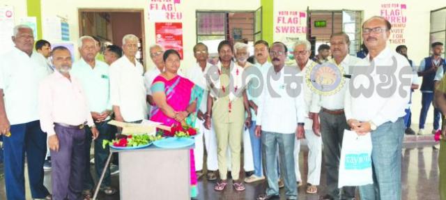 ಅವಳಿ ನಗರದ ಪ್ರಥಮ ಮಹಿಳಾ ಅಟೋ ರಿಕ್ಷಾ ಚಾಲಕಿಗೆ ಸನ್ಮಾನ 