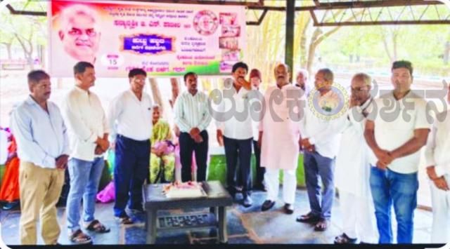 ವೃದ್ದಾಶ್ರಮದ ಹಿರಿಯರನ್ನು ಸಂತುಷ್ಟಗೊಳಿಸಿ ಜಿ ಎಸ್ ಪಾಟೀಲರ ಜನ್ಮ ದಿನ ಆಚರಣೆ ಮಾಡಿದ ಗದಗ ಸ್ನೇಹ ಬಳಗ 
