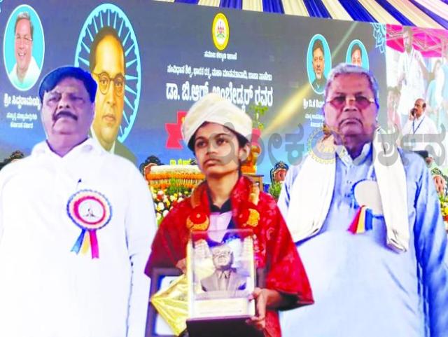 ವಿದ್ಯಾರ್ಥಿನಿ ಸಹನಾ ಕಾಖಂಡಕಿಗೆ ಸನ್ಮಾನ