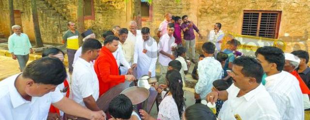 ಬಸವ ಜಯಂತಿಯಂದು ಪ್ರತಿ ವರ್ಷದಂತೆ ಮಠದಿಂದ ಮಕ್ಕಳಿಗೆ ಹಾಗೂ ಸಾರ್ವಜನಿಕರಿಗೆ ರಾಗಿ ಅಂಬಲಿ ವಿತರಣೆ