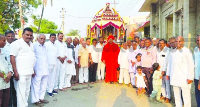 ಬಸವೇಶ್ವರ ಭಾವಚಿತ್ರವನ್ನು ಸಿಂಗರಿಸಿದ ಮಂಟಪದಲ್ಲಿ ಮೆರವಣಿಗೆ 
