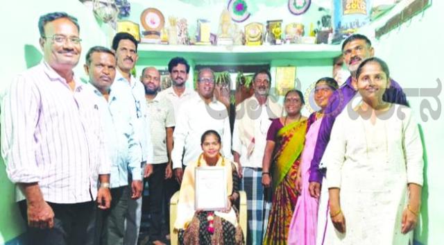 ಡಿಸ್ಟಿಂಕ್ಷನ್ ಪಡೆದ ಕಾಲೇಜು ಪ್ರಾಚಾರ್ಯರು ವಿದ್ಯಾರ್ಥಿಗೆ ಭೇಟಿ  