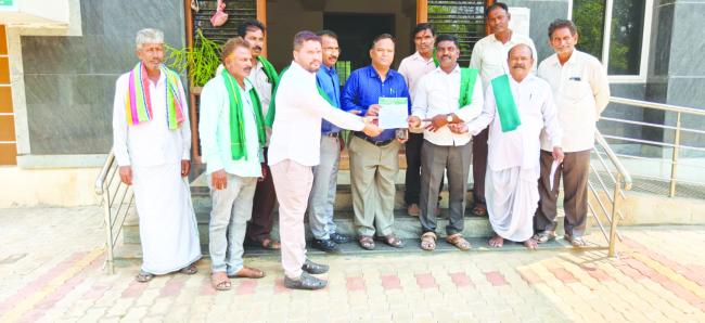  	  ಯೂರಿಯಾ ಗೊಬ್ಬರ ಅಭಾವ ಕುರಿತು ಮತ್ತು ಗೊಬ್ಬರ ಬೆಲೆ ಏರಿಕೆ ಕುರಿತು ಮತ್ತು ಎಫ್‌.ಐ.ಡಿ. ರದ್ದು ಮಾಡಬೇಕಾಗಿ ಮನವಿ