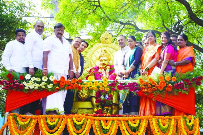 ಬಸವ ಜಯಂತಿ ಅಂಗವಾಗಿ ಜಿಲ್ಲಾಡಳಿತದಿಂದ ಪುಷ್ಪನಮನ 