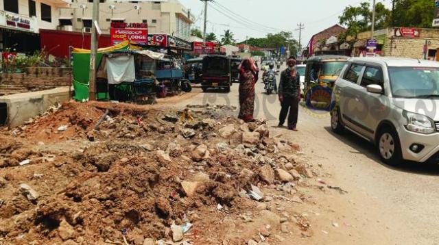 ಅರ್ಧಕ್ಕೆ ನಿಂತ ಚರಂಡಿ ಕಾಮಗಾರಿ ಸಾರ್ವಜನಿಕರು ಹೈರಾಣು 