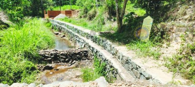 ನರೇಗಾದಡಿ ಹಳ್ಳಕ್ಕೆ ತಡೆಗೋಡೆ ನಿರ್ಮಾಣ