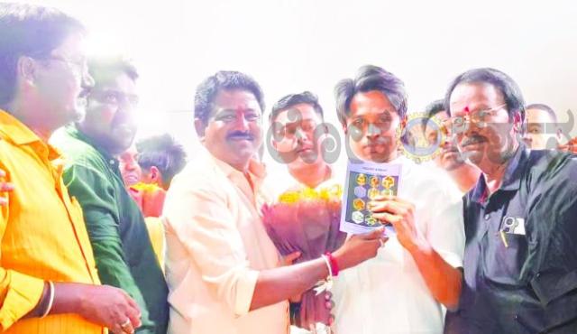 ಸವಿತಾ ಸಮಾಜದ ಭವ್ಯ ಇತಿಹಾಸ ಸ್ಮರಿಸಿದ ಕೃಷ್ಣಗೌಡ್ರು ಪಾಟೀಲ್‌: ನಾಪಿತರ ಇತಿಹಾಸ ಪುಸ್ತಕ ಸ್ವೀಕರಿಸಿ ಗೌರವ ಸಲ್ಲಿಕೆ" 