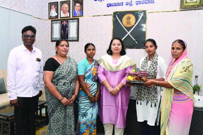 ಬಡ ಮಗಳ ಮದುವೆಗೆ ಅಕ್ಕಾ ಕಫೆಯ ಲಾಭಾಂಶವನ್ನು ಡಿಸಿ ಸ್ನೇಹಲ್ ಆರ್‌. ಅವರ ಹಸ್ತದಿಂದ ಹಂಚಿದ ಧಾರವಾಡ ಅಕ್ಕಾ ಕಫೆ ಸದಸ್ಯರು  