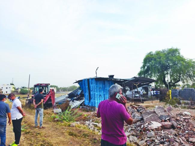 ಬಳ್ಳಾರಿ: ಸರ್ಕಾರಿ ಜಮೀನು ಒತ್ತುವರಿ ವಿರುದ್ಧ ಜಿಲ್ಲಾಡಳಿತ ಸಮರಅಂದ್ರಾಳ್ ಬೈಪಾಸ್ ಬಳಿ ತೆರವು ಕಾರ್ಯಾಚರಣೆ 