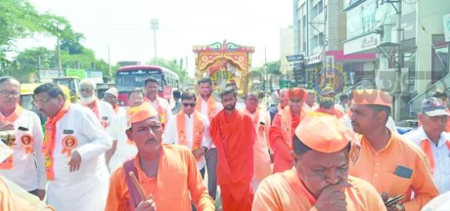 ಬಸವಣ್ಣನವರ ಮೂರ್ತಿಯ ಭವ್ಯ ಮೆರವಣಿಗೆ: ವಿಜೃಂಭಣೆಯಿಂದ ವೃಕ್ಷೊತ್ಸವ  