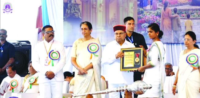 ರಾಜ್ಯಪಾಲರಿಂದ ವಿದ್ಯಾರ್ಥಿನಿ ಇಂದ್ರಜಾಗೆ ಚಿನ್ನದ ಪದಕ ಪ್ರದಾನ  
