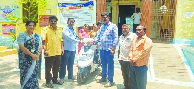 ಸಂಸದರ ಅನುದಾನದಲ್ಲಿ ಅಂಗವಿಕಲರಿಗೆ ತ್ರಿಚಕ್ರ ವಾಹನ ವಿತರಣೆ 