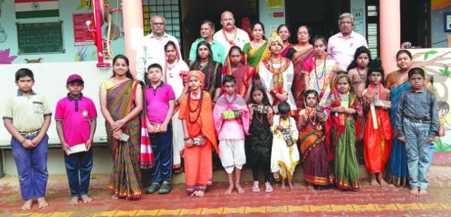 ಶರಣರ ವೇಷಭೂಷಣದಲ್ಲಿ ಬಸವ ಸಂಸ್ಕೃತಿ ಶಾಲೆಯ ಮಕ್ಕಳು 