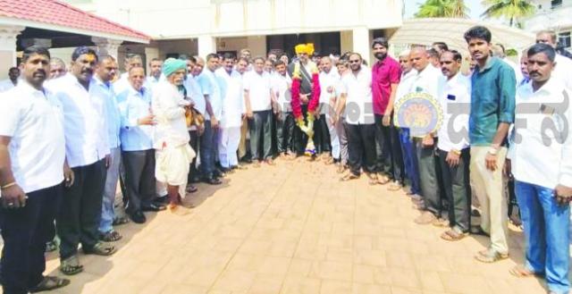 ಹಾಲುಮತ ಸಮಾಜದಿಂದ ಶಾಸಕ ವಿಶ್ವಾಸ ವೈದ್ಯ ಅವರಿಗೆ ಭವ್ಯ ಸನ್ಮಾನ 