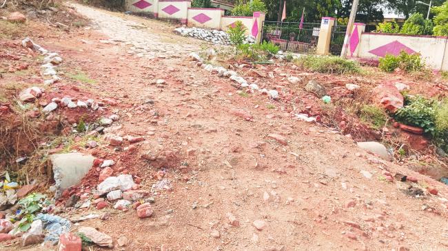 ಸಮಾಜ ಕಲ್ಯಾಣ ಇಲಾಖೆ ಕಚೇರಿ ರಸ್ತೆ ಸಂಪೂರ್ಣ ಹದಗೆಟ್ಟಿದ್ದು ಸಾರ್ವಜನಿಕರ ಪರದಾಟ 