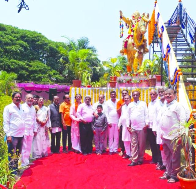 ಜಗಜ್ಯೋತಿ ಬಸವೇಶ್ವರ ಅವರ ಪ್ರತಿಮೆಗೆ ಗಣ್ಯರಿಂದ ಮಾಲಾರೆ​‍್ಣ  