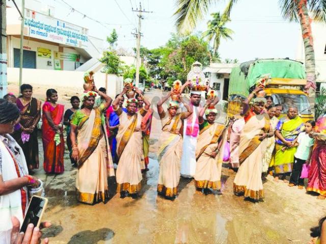 ಸಡಗರ ಸಂಭ್ರಮದಿಂದ ವಾಸವಿ ದೇವಿ ಗಂಗೆಸ್ಥಳ ಮೆರವಣಿಗೆ  