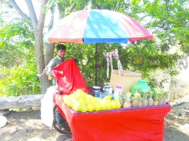 ಬಿಸಿಲ ಝಳಕ್ಕೆ ತಂಪು ಪಾನೀಯಗಳ ಮೊರೆಹೋದ ಜನ 