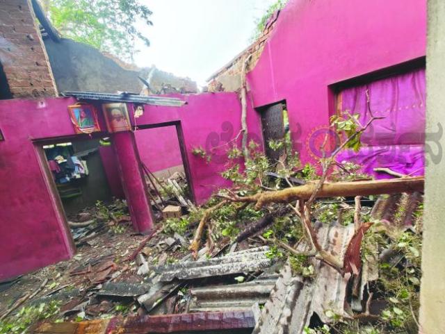 ಏಕಾಏಕಿ ಬಿರುಗಾಳಿ: ಗ್ರಾಮದಲ್ಲಿ ಮನೆಗಳಿಗೆ ಭಾರೀ ಹಾನಿ  