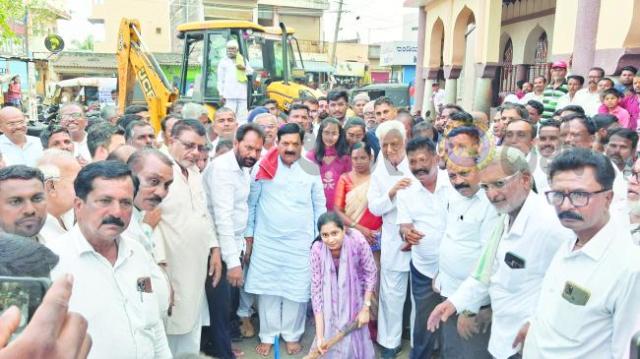 ಲೋಕೋಪಯೋಗಿ ಇಲಾಖೆಯಿಂದ ಮಂಜೂರಾದ ರಸ್ತೆ ಸುಧಾರಣಾ ಕಾಮಗಾರಿಗೆ ಚಾಲನೆ 