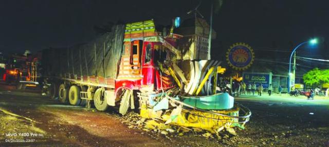 ಟೀಪು ಸುಲ್ತಾನ್ ಸರ್ಕಲ್‌ಗೆ ಲಾರಿ ಡಿಕ್ಕಿ: ಸರ್ಕಲ್ ನಾಶ 