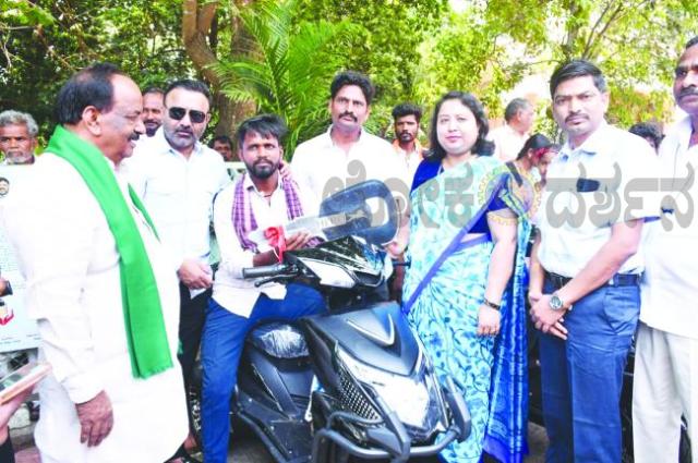 ವಿಕಲಚೇತನರಿಗೆ ಬ್ಯಾಟರಿ ಚಾಲಿತ ಮೋಟರ್ ಬೈಕ್ ವಿತರಣೆ 