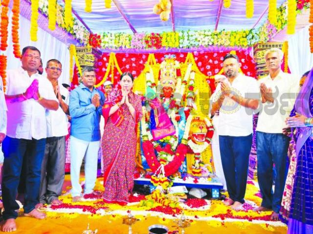 ಕೋಳಿಕೊಪ್ಪ ಜಾತ್ರೆ ಅದ್ಧೂರಿ ಆರಂಭ: ಉಡಿ ಸೇವೆಯಲ್ಲಿ ಸಚಿವೆ ಲಕ್ಷ್ಮೀ ಹೆಬ್ಬಾಳಕರ್ ಭಾಗಿ 