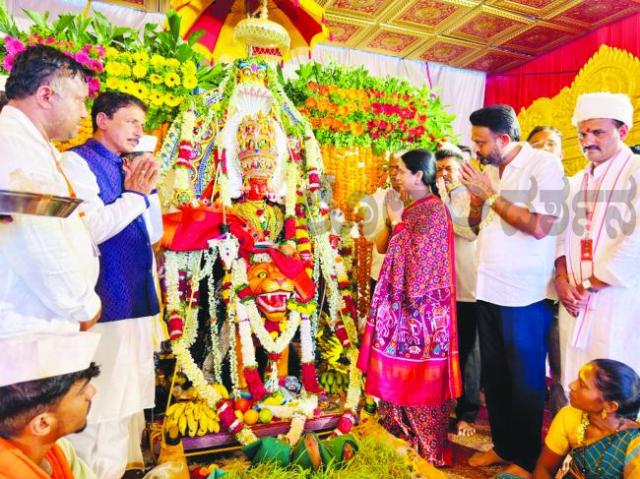 ತಾರಿಹಾಳದಲ್ಲಿ ದಶಕದ ಬಳಿಕ ಜಾತ್ರಾ ವೈಭವ: ಸಚಿವೆ ಲಕ್ಷ್ಮೀ ಹೆಬ್ಬಾಳಕರ್ ಭಕ್ತಿಸಾಗರದಲ್ಲಿ ಸಂಭ್ರಮ 