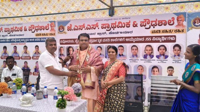 ಶಿಕ್ಷಣದ ಜೊತೆ ಒಳ್ಳೆಯ ಸಂಸ್ಕಾರಗಳನ್ನು ಕಲಸಿ: ನಾವದಗಿ ಶ್ರೀ  