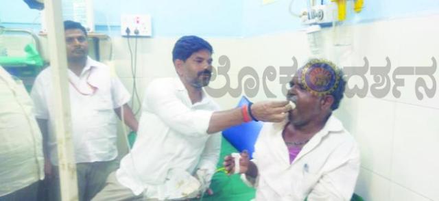 ಕುಡತಿನಿಯಲ್ಲಿ ಬಂಧಿಸಿದ ರೈತ ಹೋರಾಟಗಾರು ಕಂಪ್ಲಿ ಪೊಲೀಸ್ ಠಾಣೆಯಲ್ಲಿ ಬಂಧಿ : ಇಬ್ಬರ ಆರೋಗ್ಯದಲ್ಲಿ ಏರುಪೇರು : ಆಸ್ಪತ್ರೆಗೆ ದಾಖಲು :  ಆರೋಗ್ಯ ವಿಚಾರಿಸಿದ ಶಾಸಕ ಜೆ.ಎನ್‌.ಗಣೇಶ 